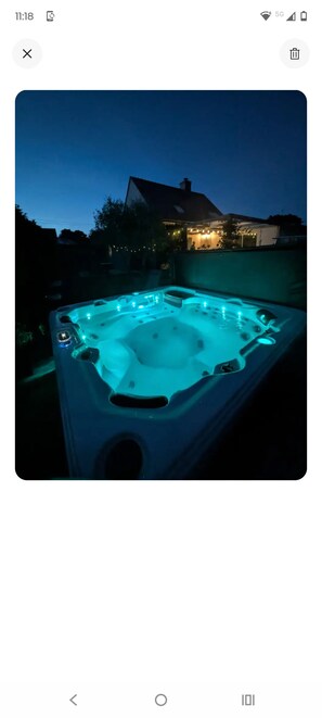 Outdoor spa tub - Vrbo Property (Crach)