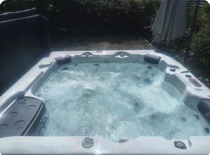 Outdoor spa tub - Vrbo Property (Crach)