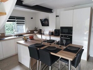 Fridge, microwave, oven, stovetop - Vrbo Property (Crach)