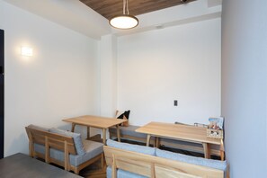 Basic Shared Dormitory | Dining - HOTEL919OTEMACHI - Hostel (Hiroshima City,Naka-ku,Otemachi)
