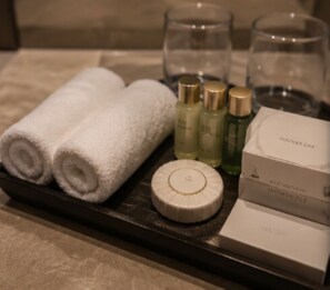 Shower, towels, soap, shampoo - Hotel Spiritual Aura By Signature Stayz (Varanasi)