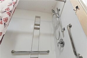 Dusche, Haartrockner, HandtĂŒcher, Seife