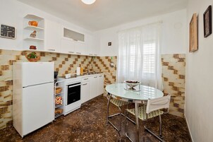 Refrigerador, horno, placa de cocina, tetera/pava eléctrica