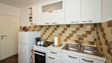 Apartment (A1) | Eigene Küche | Kühlschrank, Ofen, Herdplatte, Wasserkocher
