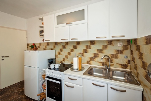 Apartment (A1) | Private kitchen | Fridge, oven, stovetop, electric kettle