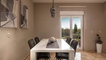 Apartment (A2) | Dining