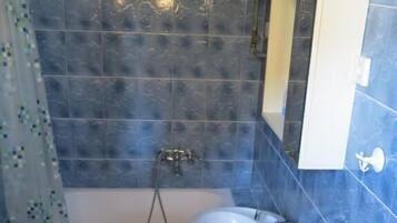 Departamento (A1) | Baño | Tina, toallas, jabón, shampoo