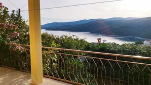 Ein Balkon mit Blick auf einen See und Berge.