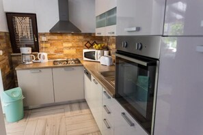 Eine moderne Küche mit Mikrowelle, Toaster und Herd.