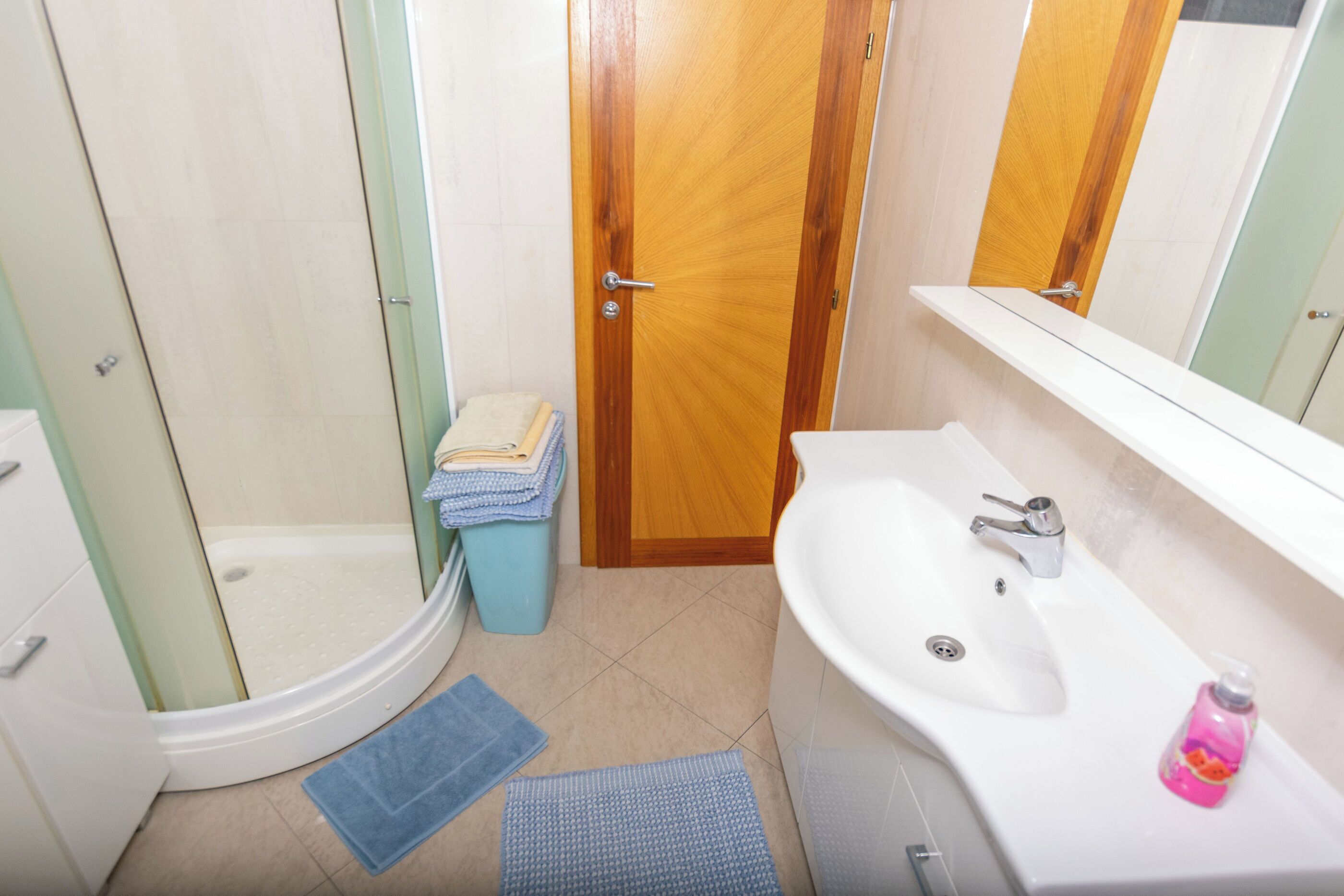 Apartamento (A5) | Baño | Ducha, toallas y papel higiénico