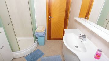 Apartamento (A5) | Baño | Ducha, toallas y papel higiénico