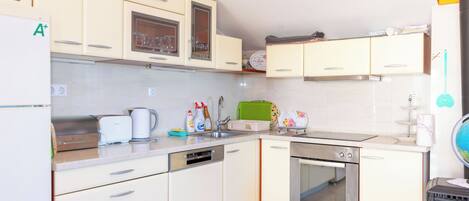 Apartment (A5) | Private kitchen | Fridge, stovetop, electric kettle, cookware/dishes/utensils