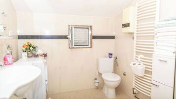 Apartment (A5) | Bathroom | Shower, towels, toilet paper