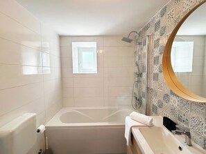 Maison | Salle de bain | Douche, serviettes fournies, savon, shampoing