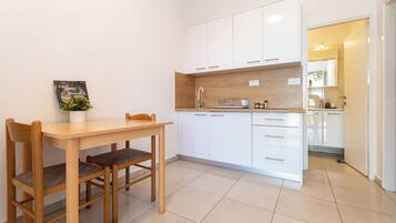 Apartment (A1) | Eigene Küche | Kühlschrank, Herdplatte, Kochgeschirr/Geschirr/Besteck