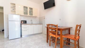 Apartment (A3) | Eigene Küche | Kühlschrank, Herdplatte, Kochgeschirr/Geschirr/Besteck