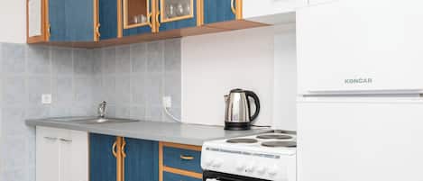 Cafetera y tetera, refrigerador, horno y parrilla de estufa
