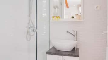 Studio (A1) | Badezimmer | Dusche, Handtücher, Shampoo, Toilettenpapier