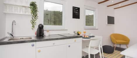 Studio (A1) | Yksityinen keittiö | Jääkaappi, liesi, espressokone, vedenkeitin