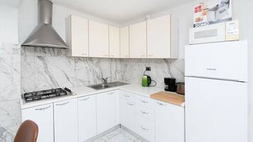 Apartment (A2) | Eigene Küche | Espressomaschine, Kühlschrank, Mikrowelle, Ofen