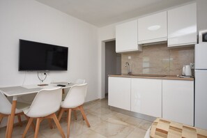 Apartment (A1) | Eigene Küche | Kühlschrank, Mikrowelle, Herdplatte, Wasserkocher