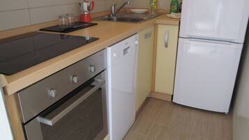 Apartment (A1) | Private kitchen | Fridge, microwave, oven, stovetop