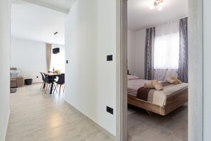 Ein modernes Hotelzimmer mit Bett, Schreibtisch und Essbereich.