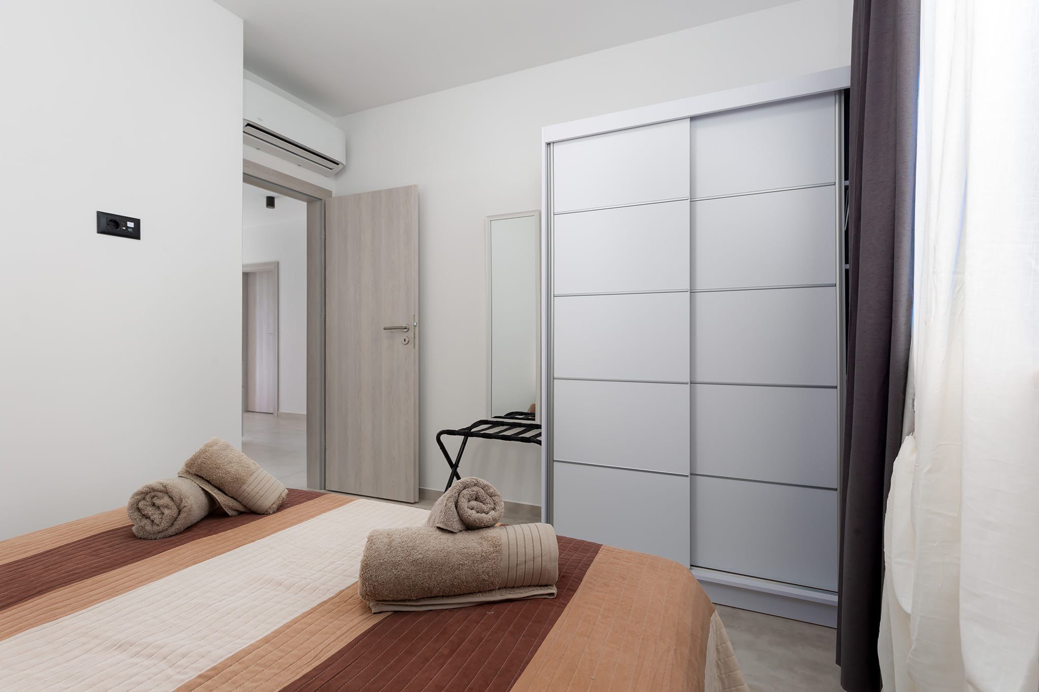 House | Laptop workspace, iron/ironing board, free WiFi
