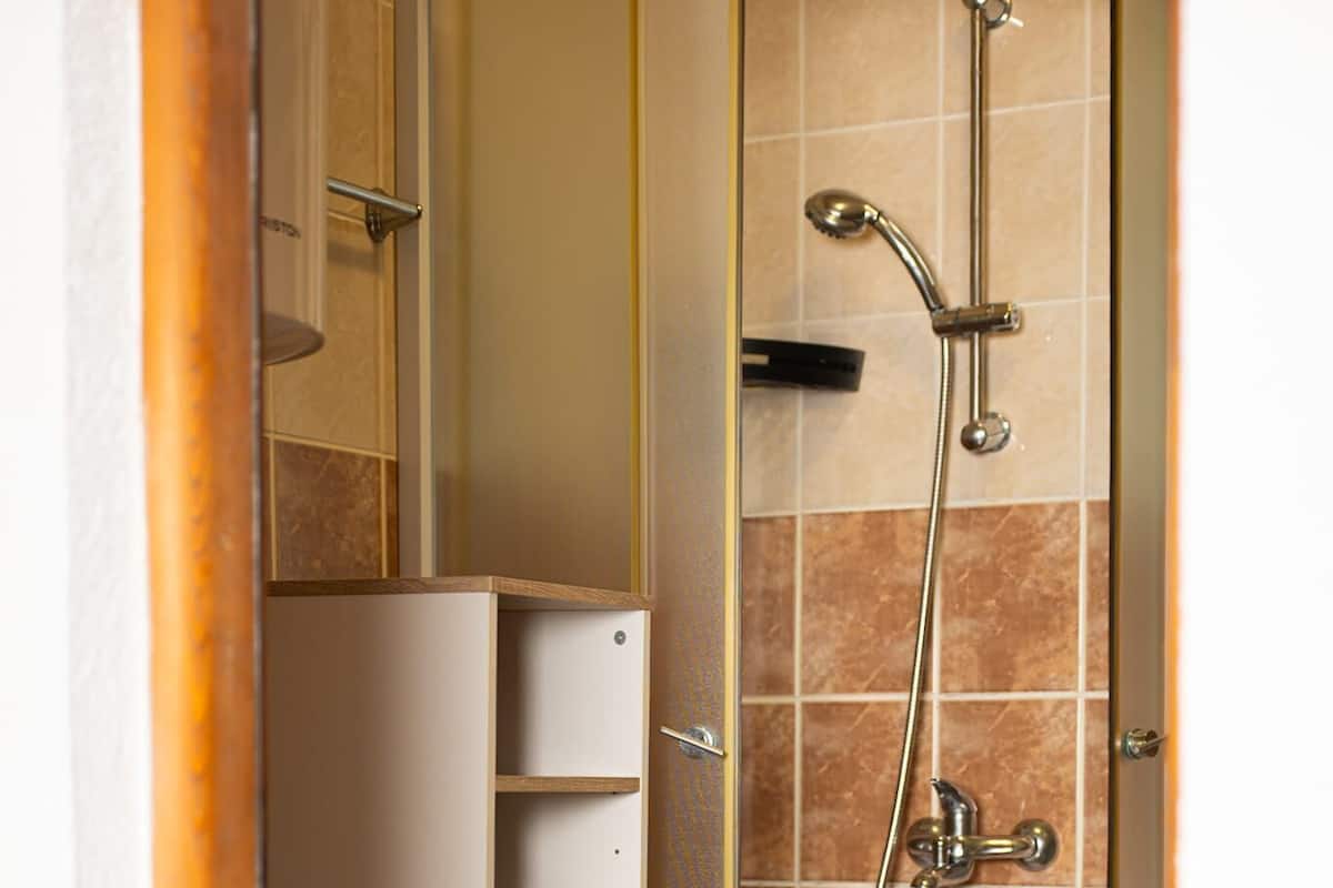 アパートメント (A3) | バスルーム | シャワー、タオル、トイレットペーパー