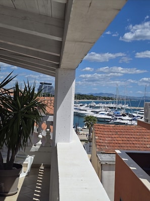 Ein Balkon mit Blick auf einen Yachthafen und Boote.