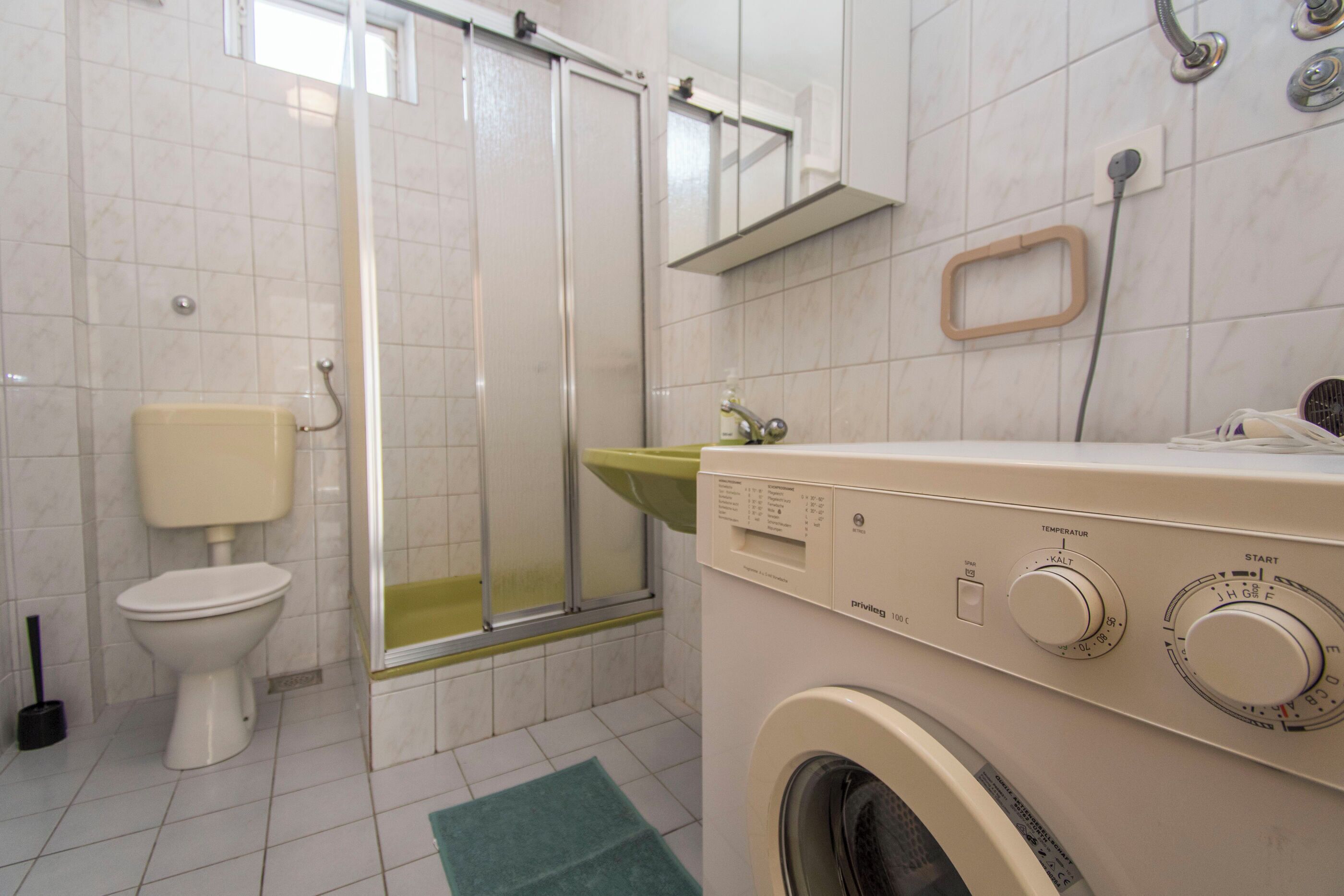 Apartment (A1) | Badezimmer | Dusche, Handtücher, Toilettenpapier