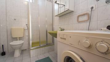 Apartment (A1) | Badezimmer | Dusche, Handtücher, Toilettenpapier