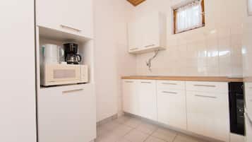 Apartment (A1) | Private kitchen | Fridge, microwave, oven, stovetop