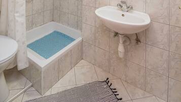Monolocale (A1) | Bagno | Doccia, asciugamani