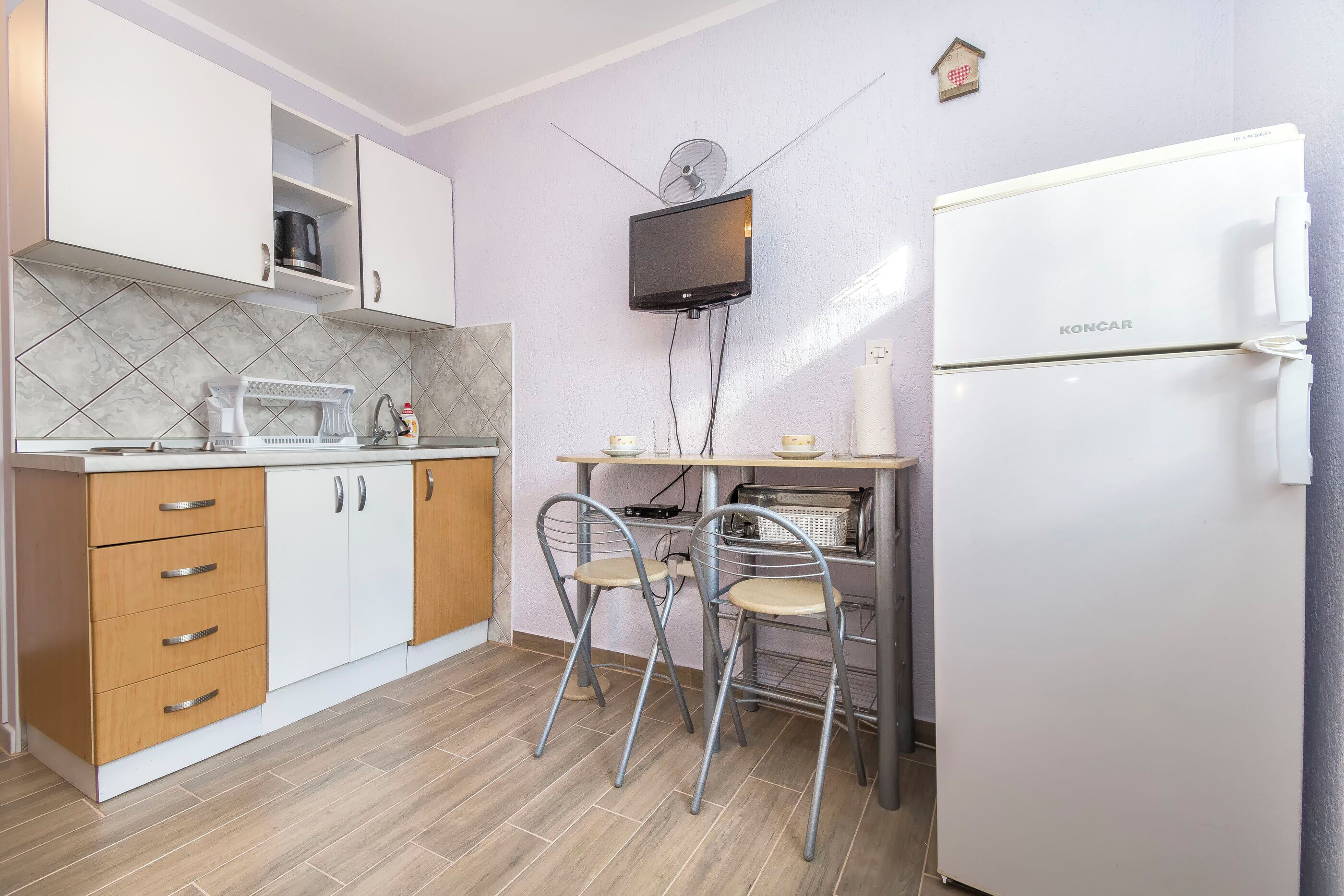 Refrigerador, microondas, placa de cocina, cafetera expreso