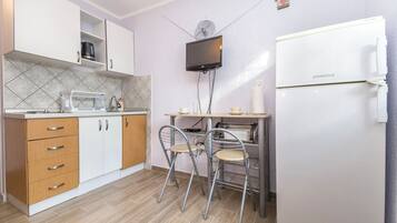 Refrigerador, microondas, placa de cocina, cafetera expreso