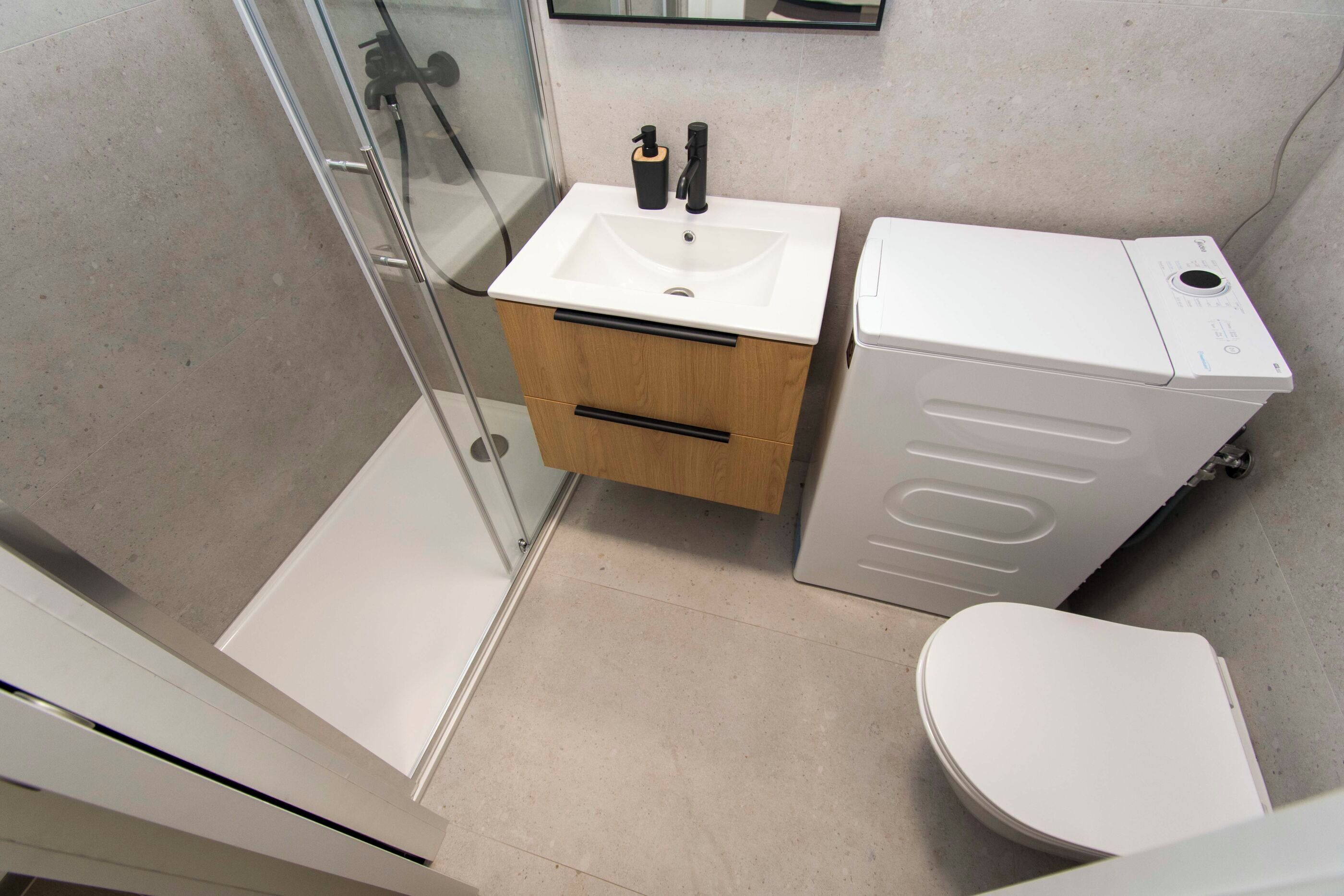 Estudio (A2) | Baño | Regadera, toallas, papel de baño 