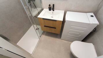 Estudio (A2) | Baño | Regadera, toallas, papel de baño