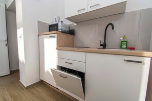 Estudio (A2) | Cocina privada | Frigorífico, placa de cocina, hervidor eléctrico y utensilios de cocina