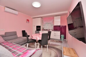 A compact living space with a kitchenette, a dining area, and a seating area. - Apartment Villa Zizi (Viskovo)
