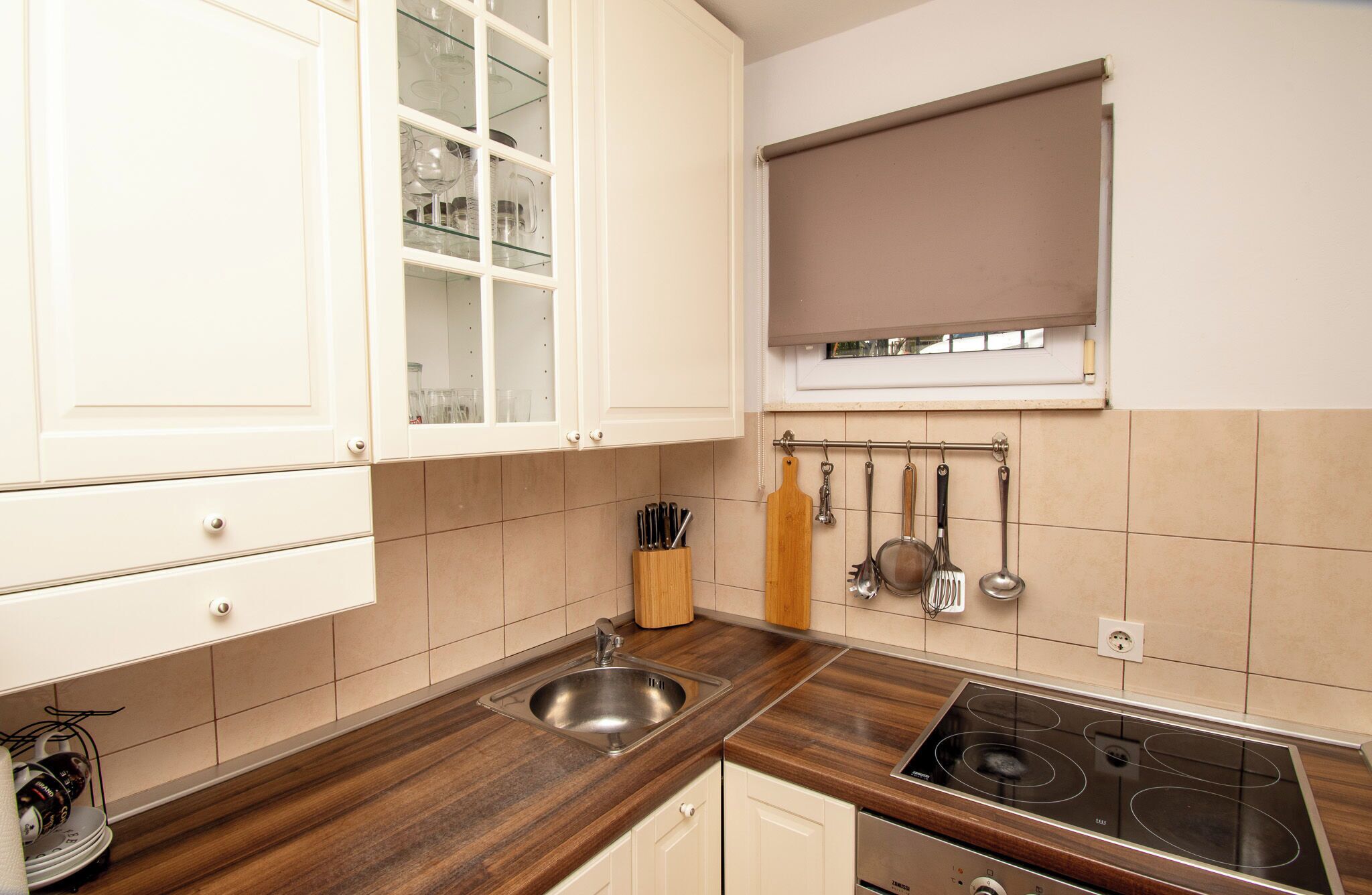 Appartement (A1) | Privékeuken | Een koelkast, een magnetron, een oven, een kookplaat