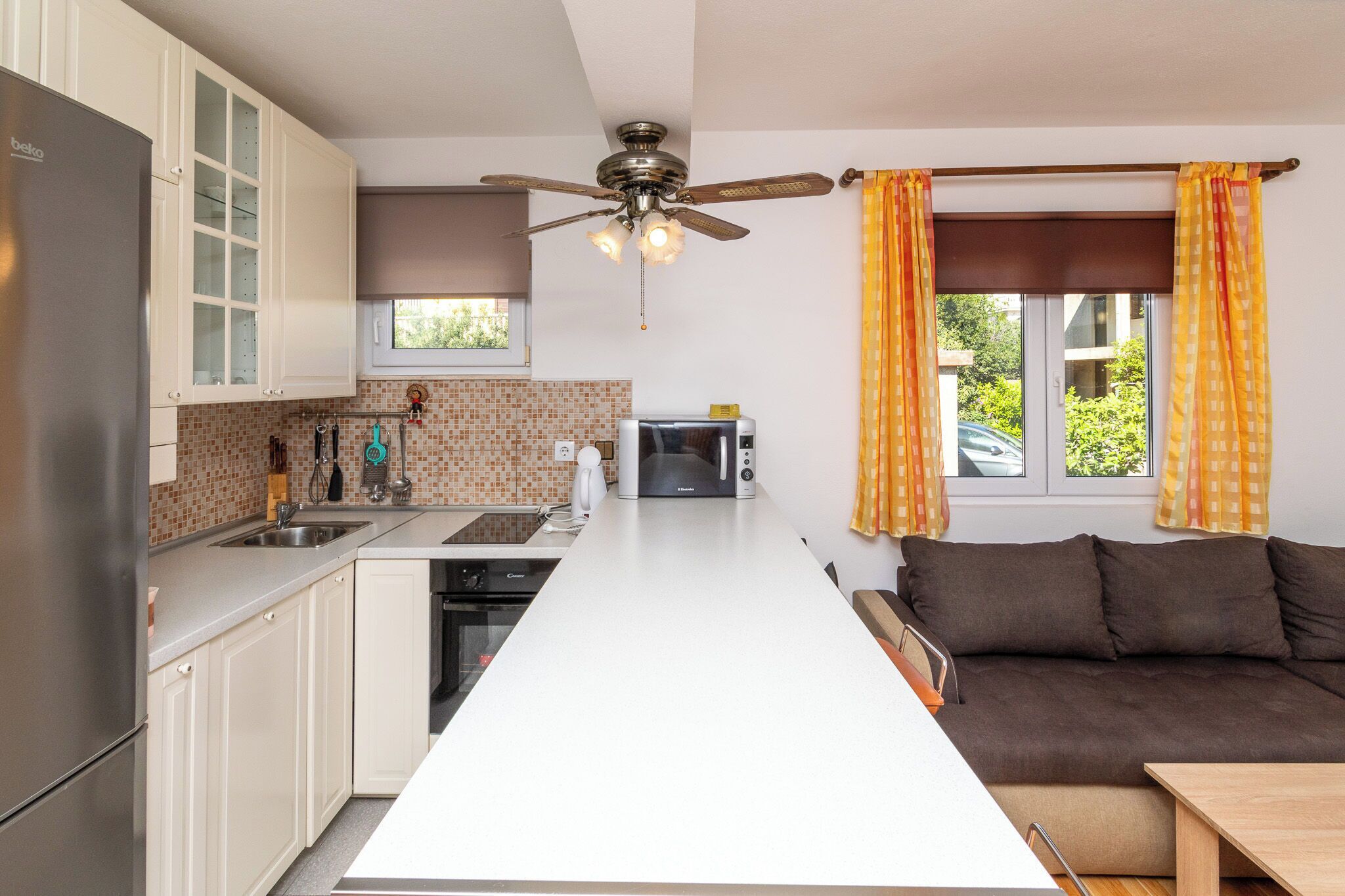 Appartement (A2) | Privékeuken | Een koelkast, een magnetron, een oven, een kookplaat