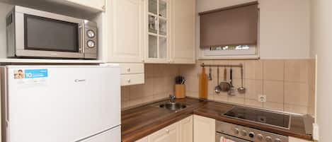 Departamento (A1) | Cocina privada | Refrigerador, microondas, horno y parrilla de estufa
