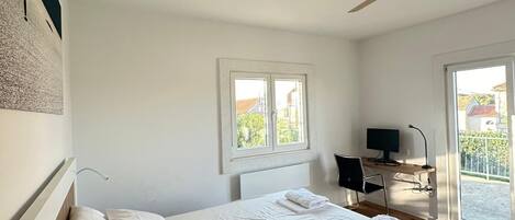 House | Laptop workspace, iron/ironing board, free WiFi