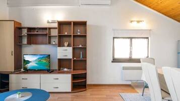 Apartment (A2) | Dining