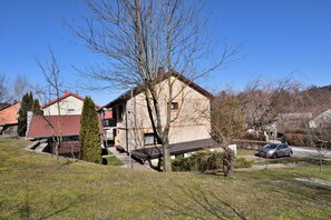 Courtyard - Apartment Tadey (Fuzine)