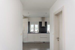 Appartement (A2) | Cuisine privée | Réfrigérateur, four à micro-ondes, un four, surface de cuisson