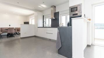 Apartment (A2) | Eigene Küche | Kühlschrank, Mikrowelle, Ofen, Herdplatte