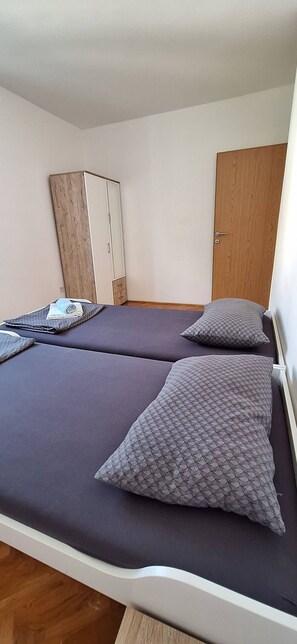 A room with a bed, a wardrobe, and a door. - Apartments Yasmin i Marina (Crikvenica)