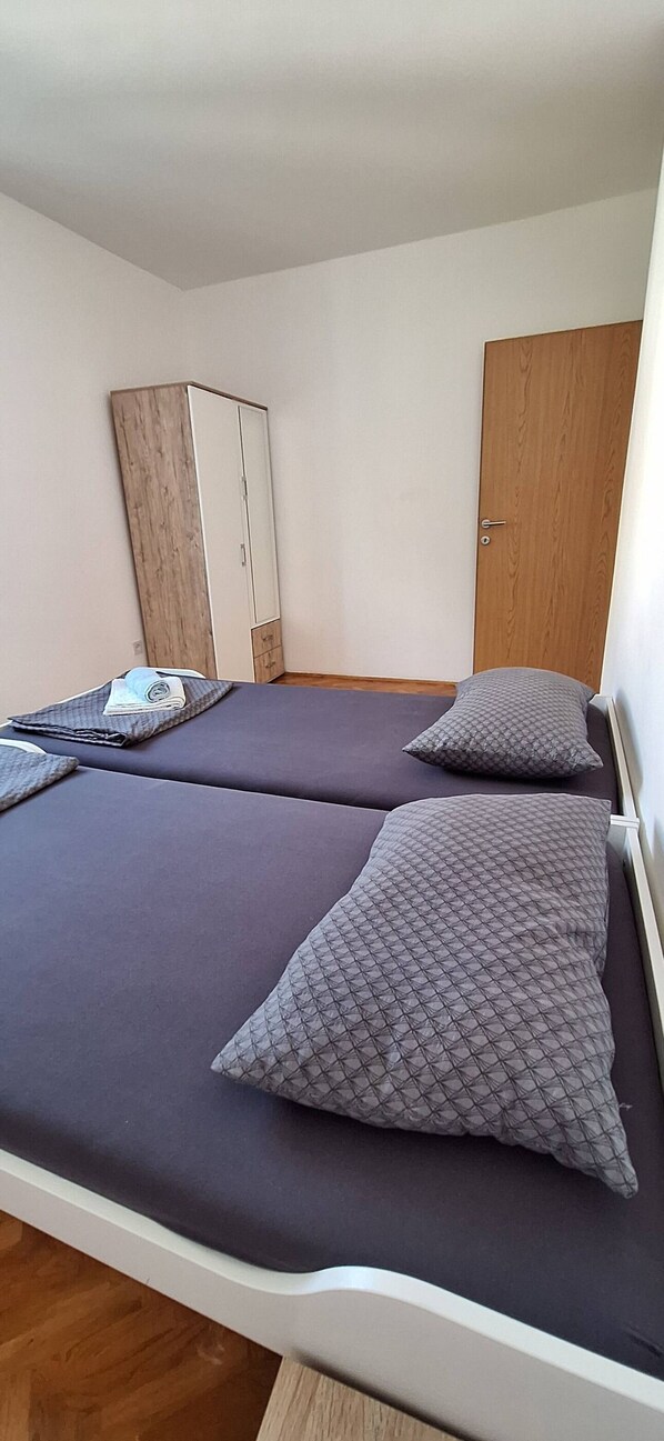 A room with a bed, a wardrobe, and a door. - Apartments Yasmin i Marina (Crikvenica)